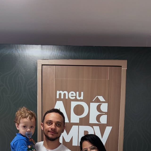 Publicação de @mrv.dowglas_melo: Mais uma família Sensia feliz. Atendimento do início ao fim com o Véi da MRV.